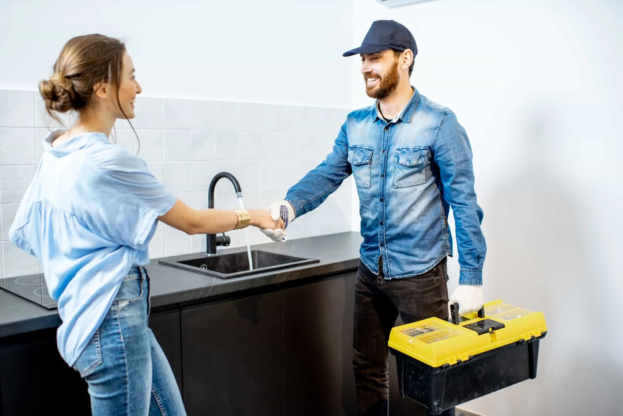handy-man-with-woman-on-the-kitchen handy-man-with-woman-on-the-kitchen